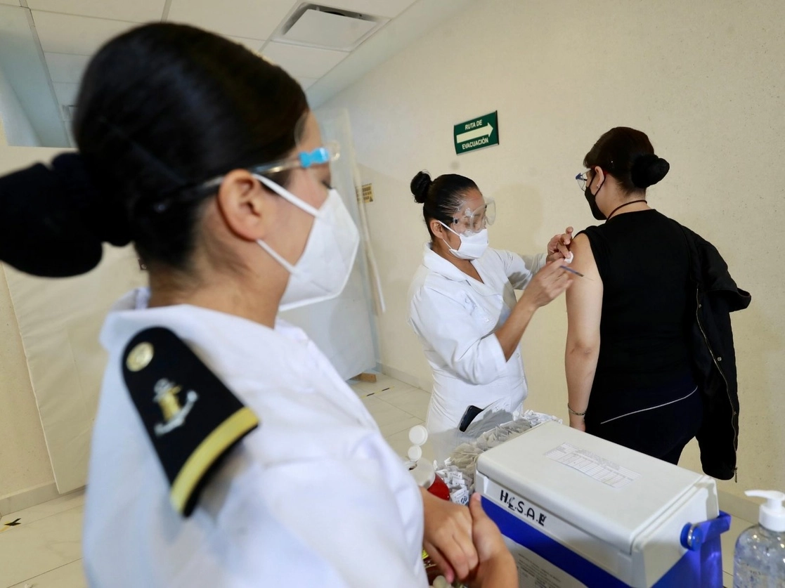 El 24 de diciembre inició en país el proceso de vacunación a personal de salud. Foto Luis Castillo 