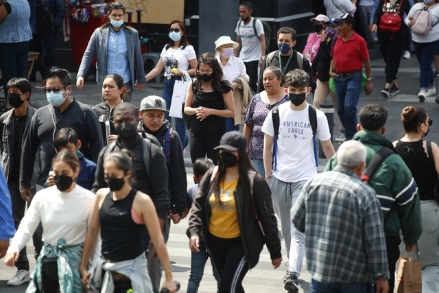 Personas caminan por calles del Centro Histórico de la CDMX. Foto Cristina Rodríguez