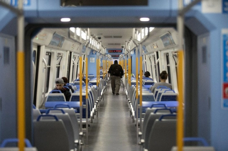 Pasajeros viajan en un tren urbano a su llegada a la terminal Retiro de Ferrocarriles Argentinos, en la ciudad de Buenos Aires. Foto Xinhua