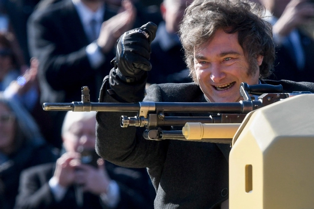 El presidente argentino Javier Milei sube a un tanque blindado durante un desfile militar que celebra el Día de la Independencia en Buenos Aires, Argentina, el 9 de julio de 2024. Foto Ap