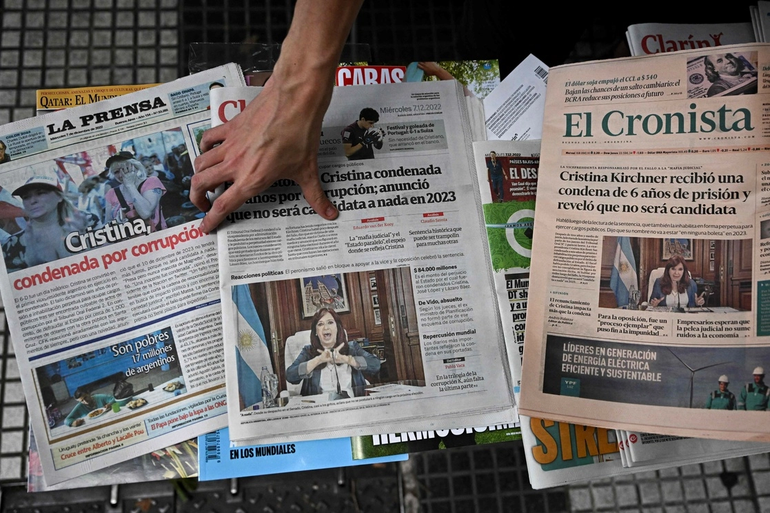Reportes de la prensa en Buenos Aires sobre la condena de seis años de cárcel y la inhabilitación de por vida para ocupar cargos públicos contra la ex mandataria Cristina Fernández, el 7 de diciembre de 2022. Foto Afp