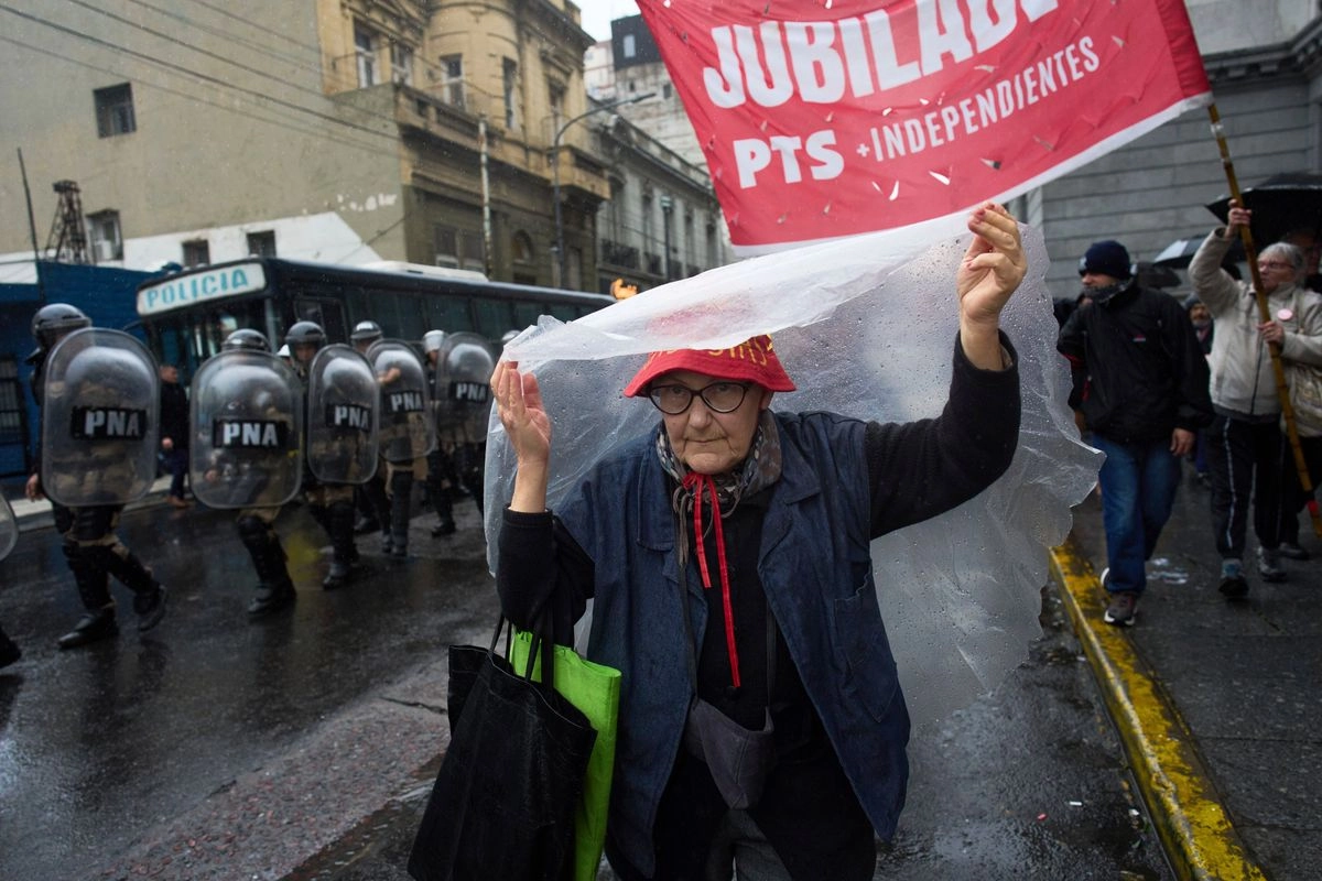 Como cada miércoles, los jubilados y personas que los acompañan en sus demandas intentaron plantarse en la plaza del Congreso, pero los elementos de la policía lanzaron gas lacrimógeno. Foto  