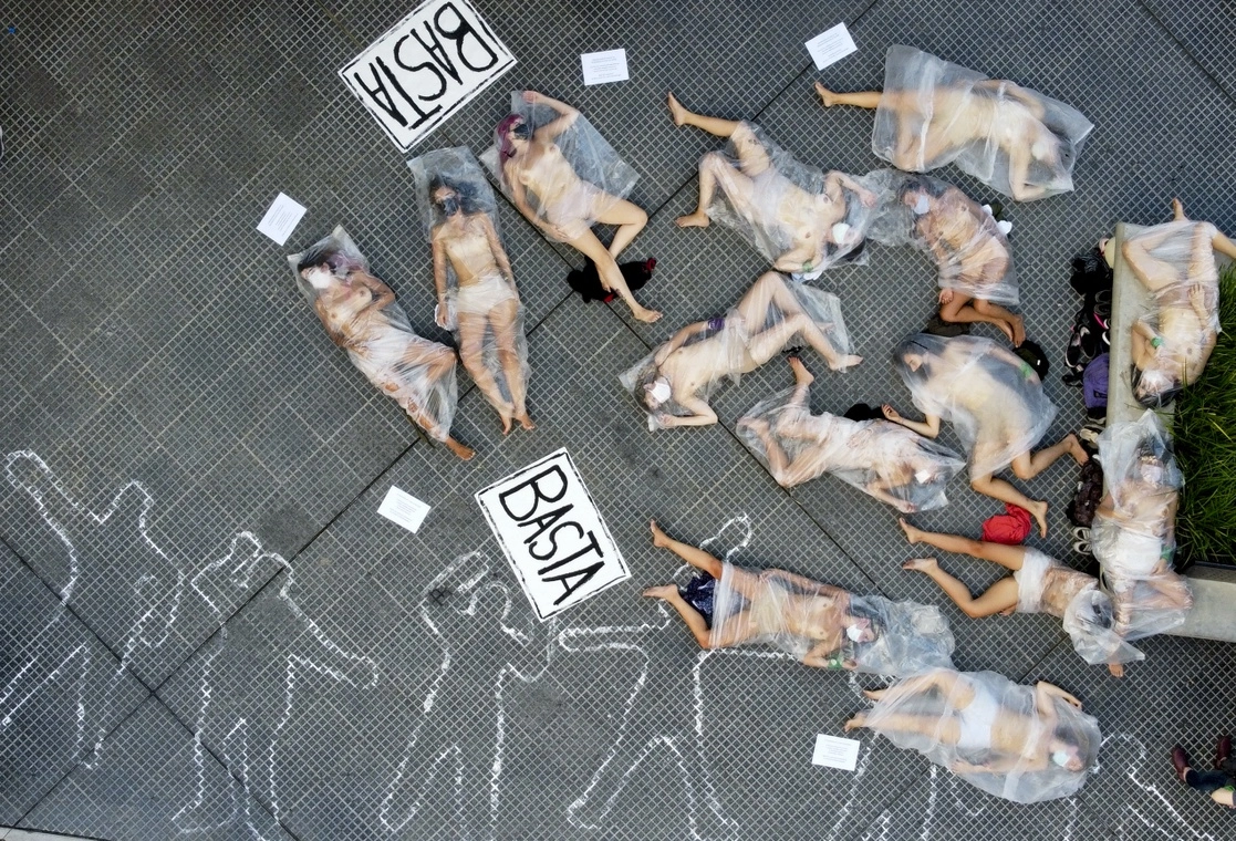 Imagen de la protesta de este miércoles de las colectivas feministas argentinas contra la violencia de género. Foto Ap 