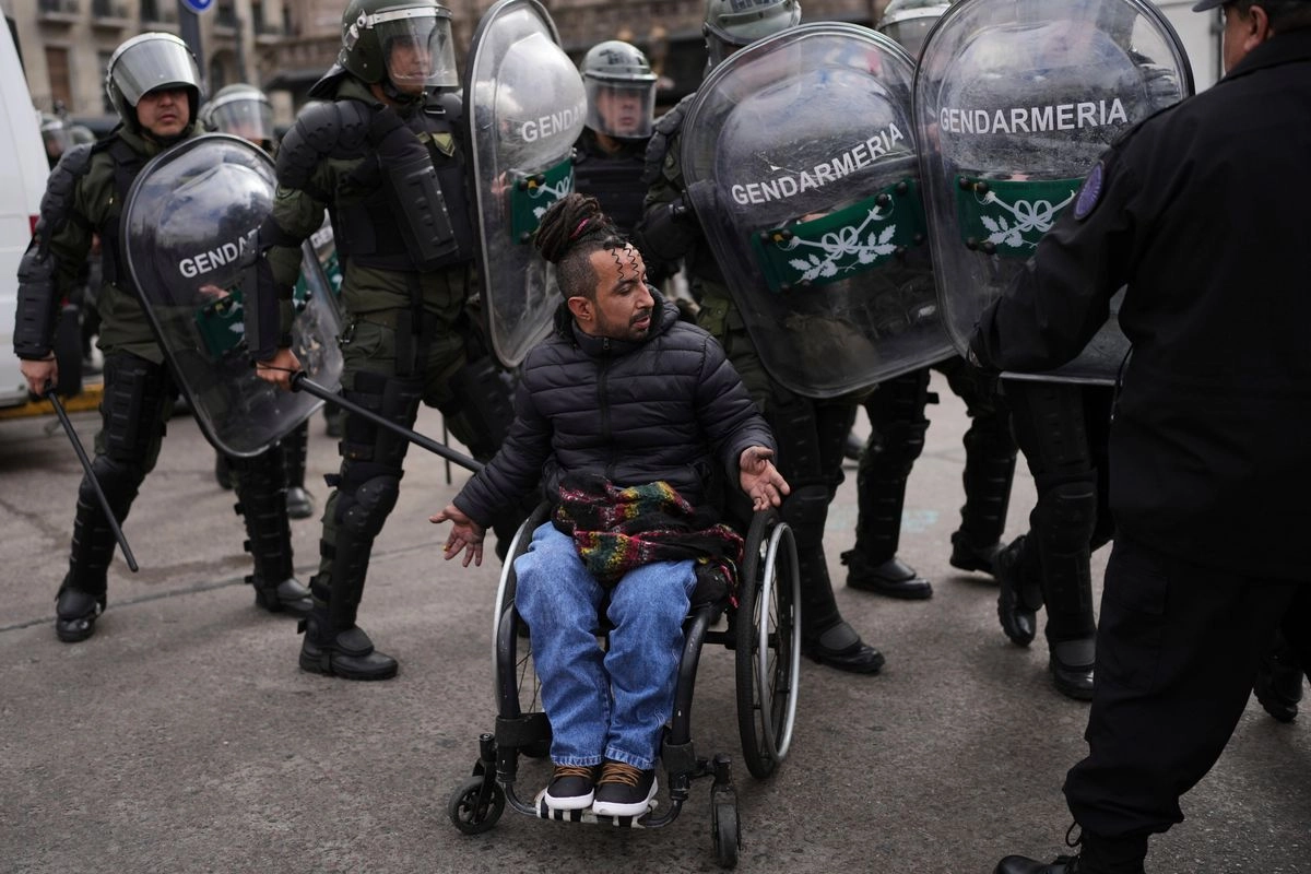 Un manifestante se enfrenta a un cordón antidisturbios durante una protesta contra el veto del presidente Javier Milei a un proyecto de ley aprobado por el Congreso para aumentar el gasto en pensiones y ampliar las protecciones para las personas con discapacidad, en Buenos Aires, Argentina. Foto