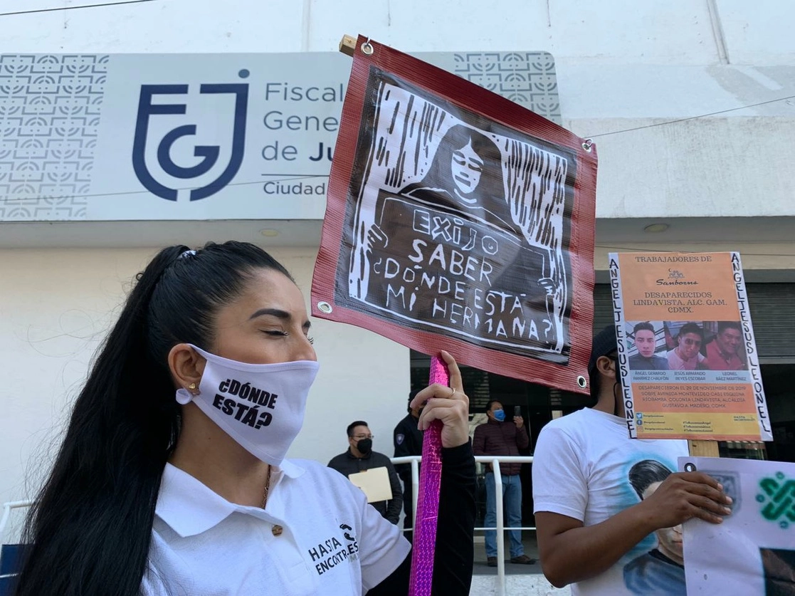 Familiares de Natali Carmona, desaparecida en 2019, protestan frente a la Fiscalía General de Justicia de la Ciudad de México ante la falta de resolución de su caso, el 27 de enero de 2021. Foto Alfredo Domínguez