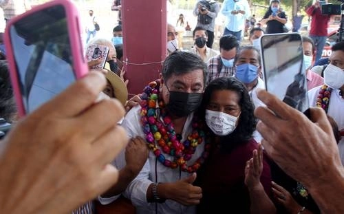 El candidato de Morena a la gubernatura de Guerrero, Félix Salgado Macedonio, ayer en el inicio de su campaña electoral en la colonia Emiliano Zapata, del puerto de Acapulco. Foto Cuartoscuro