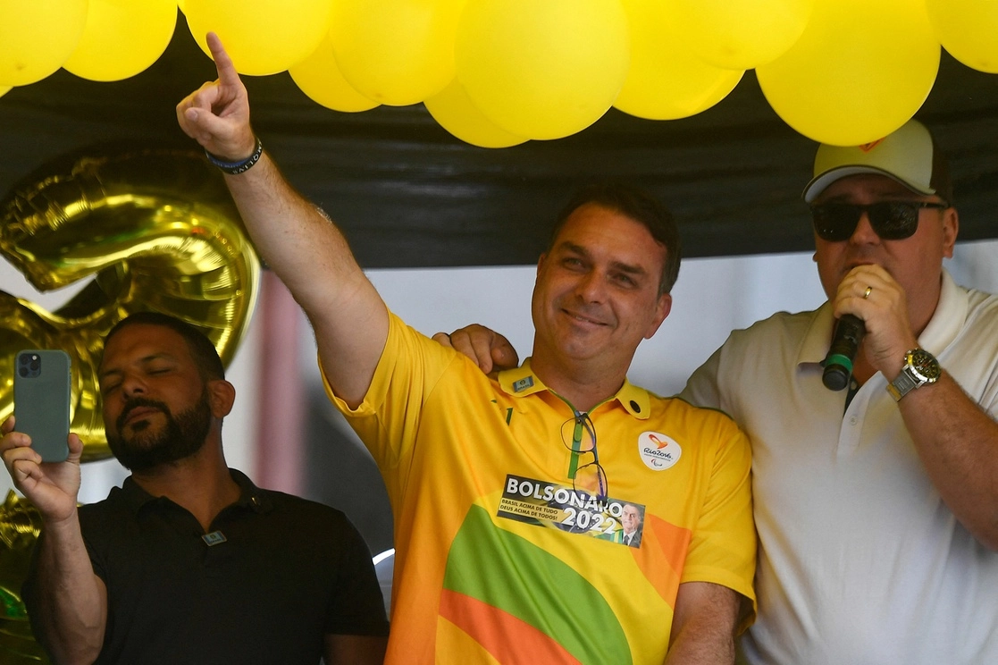 Flavio Bolsonaro (centro), hijo del presidente de Brasil, es el jefe de la campaña por la relección de su padre y amigo del encargado de la agencia tributaria brasileña, que ha ampliado las exenciones fiscales a las iglesias de corte evangélico. Foto Afp.