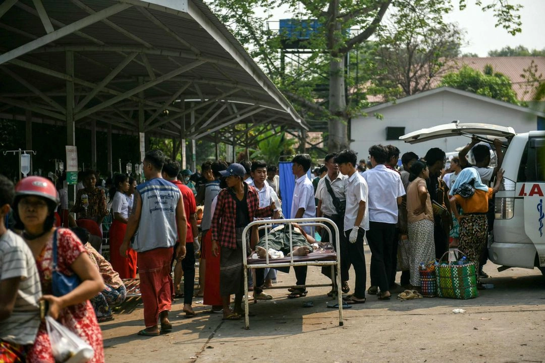 Sobrevivientes al terremoto en Myanmar forman una fila afuera de un hospital en Naypyidaw. 