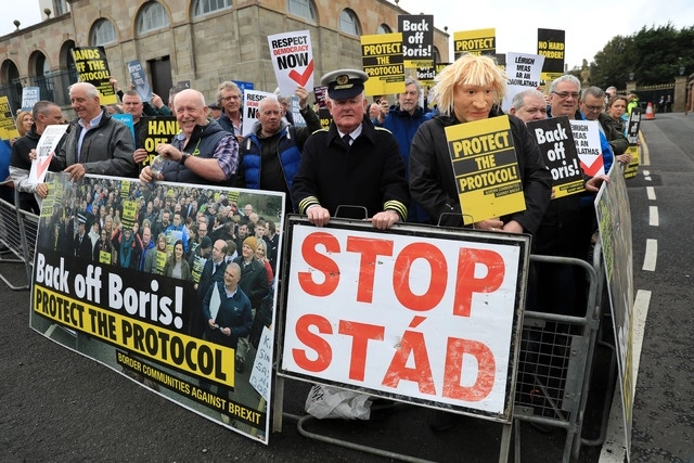 Imagen de archivo de una protesta por la visita del primer ministro británico, Boris Johnson, en Irlanda del Norte. Foto Ap