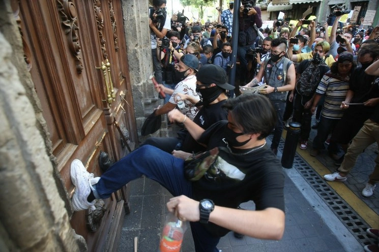 Manifestantes durante la protesta en el palacio de Gobierno del Estado de Jalisco el pasado 04 de junio de 2020. Foto Arturo Campos Cedillo 