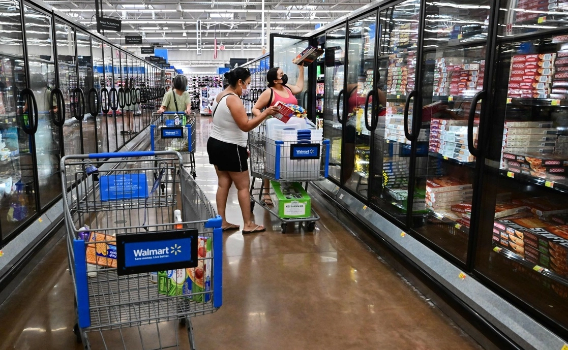 Personas realizan compras en una tienda Walmart en imagen de archivo. Foto Afp