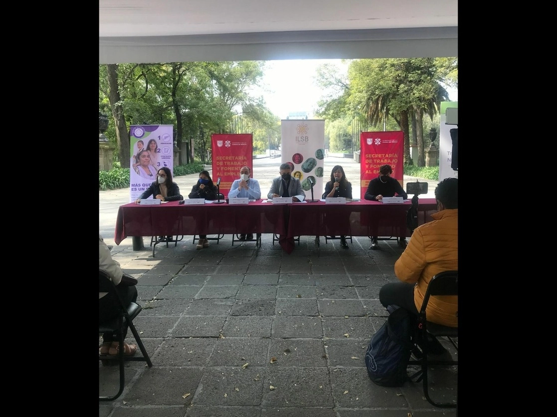 El Secretario de Trabajo y Fomento al Empleo, José Luis Rodríguez Díaz de León, legisladores locales y organizaciones, durante la presentación de la campaña #MásQueOpciónEsUnDerecho, en la Ciudad de México, el 22 de noviembre de 2021. Foto Bertha Teresa Ramírez