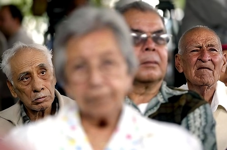 Se han otorgado 11 mil 869 atenciones a adultos mayores de 60 años, 72 por ciento de ellos mujeres, principalmente en temas como violencia familiar y de género, abandono u omisión de cuidados, depresión, entre otros temas. Foto Marco Peláez / Archivo