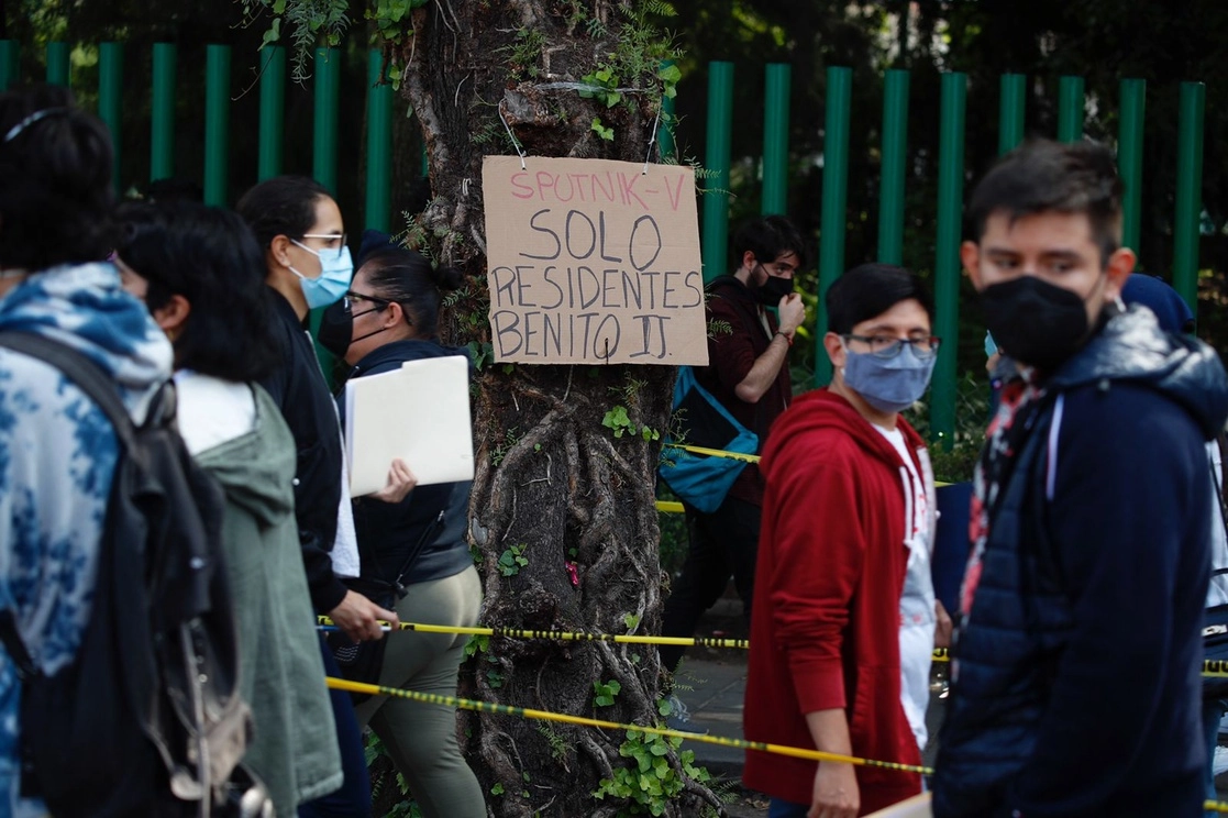 Jóvenes de 18 a 29 años acuden al Centro Médico Nacional Siglo XXI para recibir la vacuna Sputnik V contra el Covid-19, en la alcaldía Benito Juárez, Ciudad de México, el 29 de julio de 2021. Foto Cristina Rodríguez