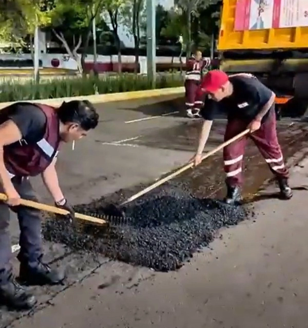 Personal de SOBSE durante obras de repavimentación. Fotograma tomado de video compartido en la cuenta de X 