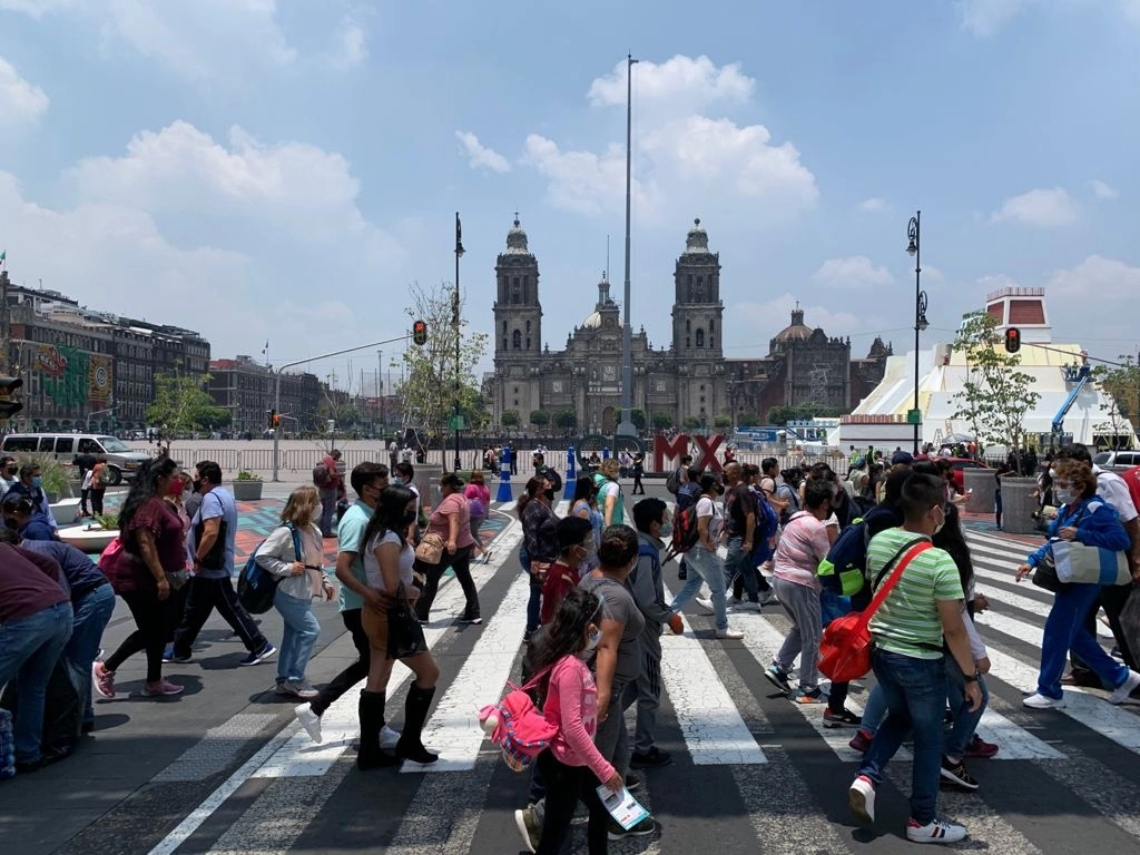 Aglomeraciones en el Zócalo capitalino durante la fase del semáforo epidémico rojo por la pandemia de Covid-19, el 9 de agosto de 2021. Foto María Luisa Severiano