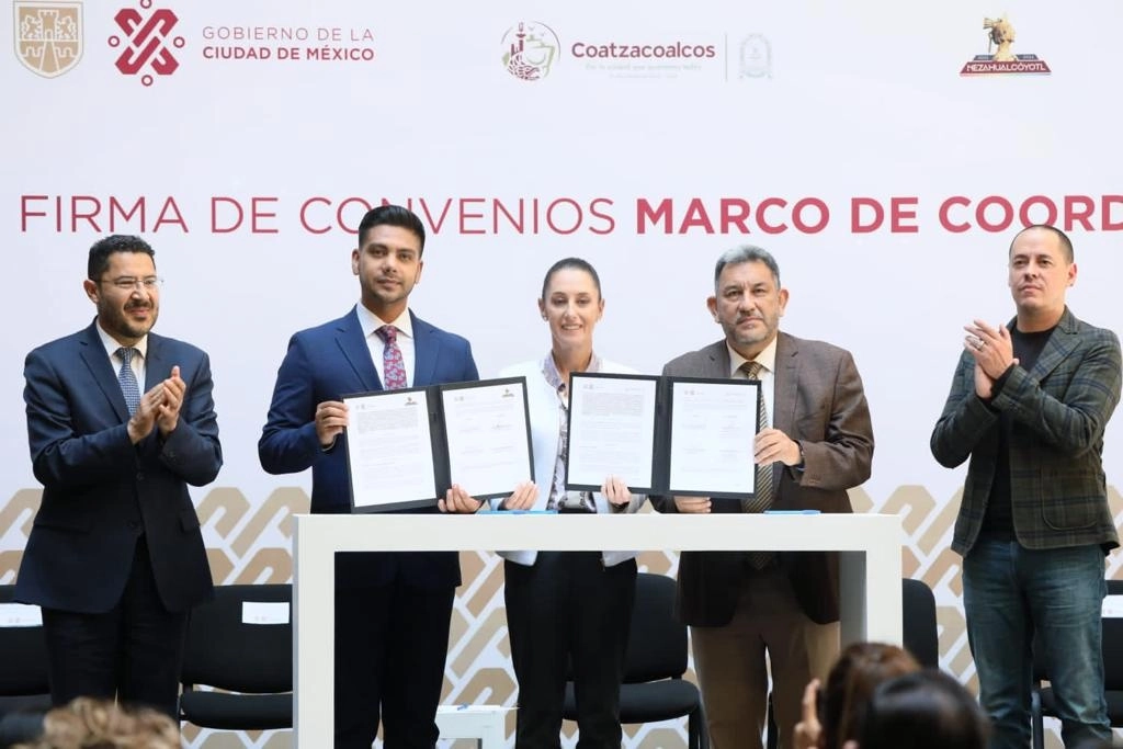Durante la firma del convenio para apoyar en la digitalización de Nezahualcóyotl y Coatzacoalcos, el 12 de agosto de 2022. Foto tomada del Twitter de @Claudiashein
