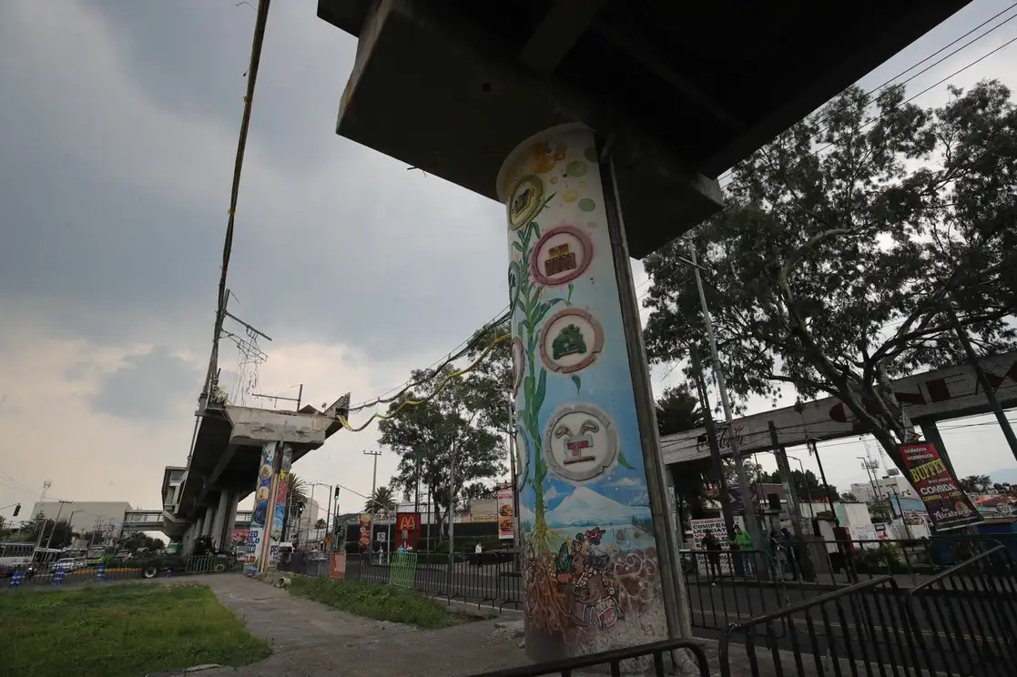 Vista del colapso de la trabe de la Línea 12 del Metro, entre las estaciones Olivo y Tezonco, en la avenida Tláhuac, Ciudad de México, el 3 de agosto de 2021. Foto Luis Castillo