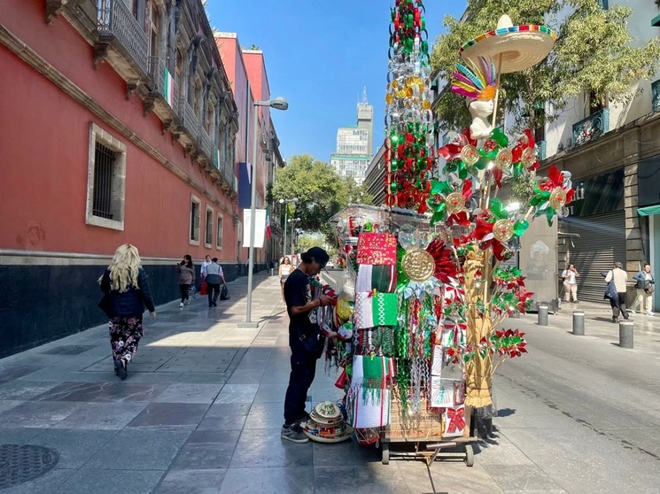 Un vendedor de accesorios para el festejo del grito de la Independencia en el Zócalo capitalino. Foto Yazmín Ortega Cortés