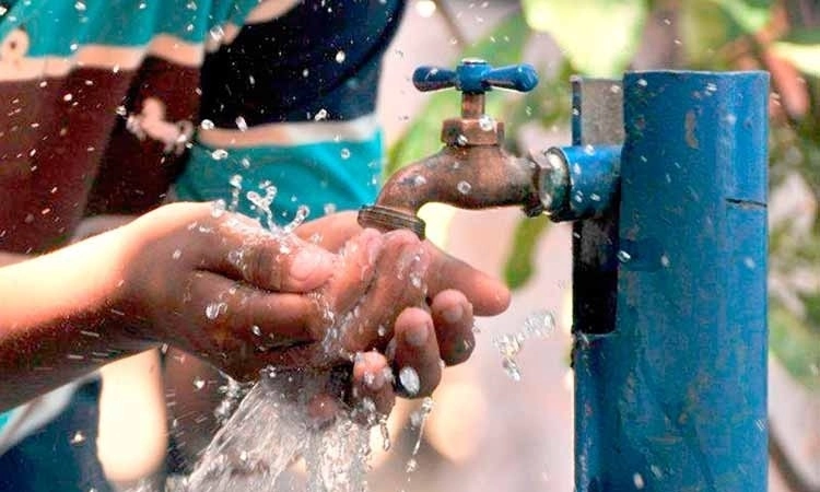Una toma de agua en la Ciudad de México. Foto La Jornada
