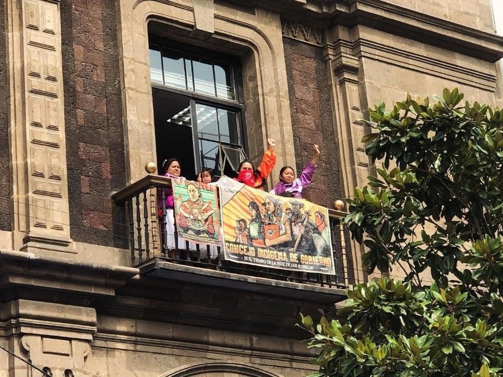 Integrantes de la comunidad otomí al interior de las instalaciones del Gobierno capitalino. Foto Especial