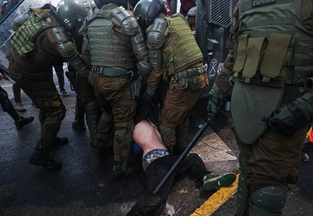 Así operan los carabineros chilenos. Foto Ap