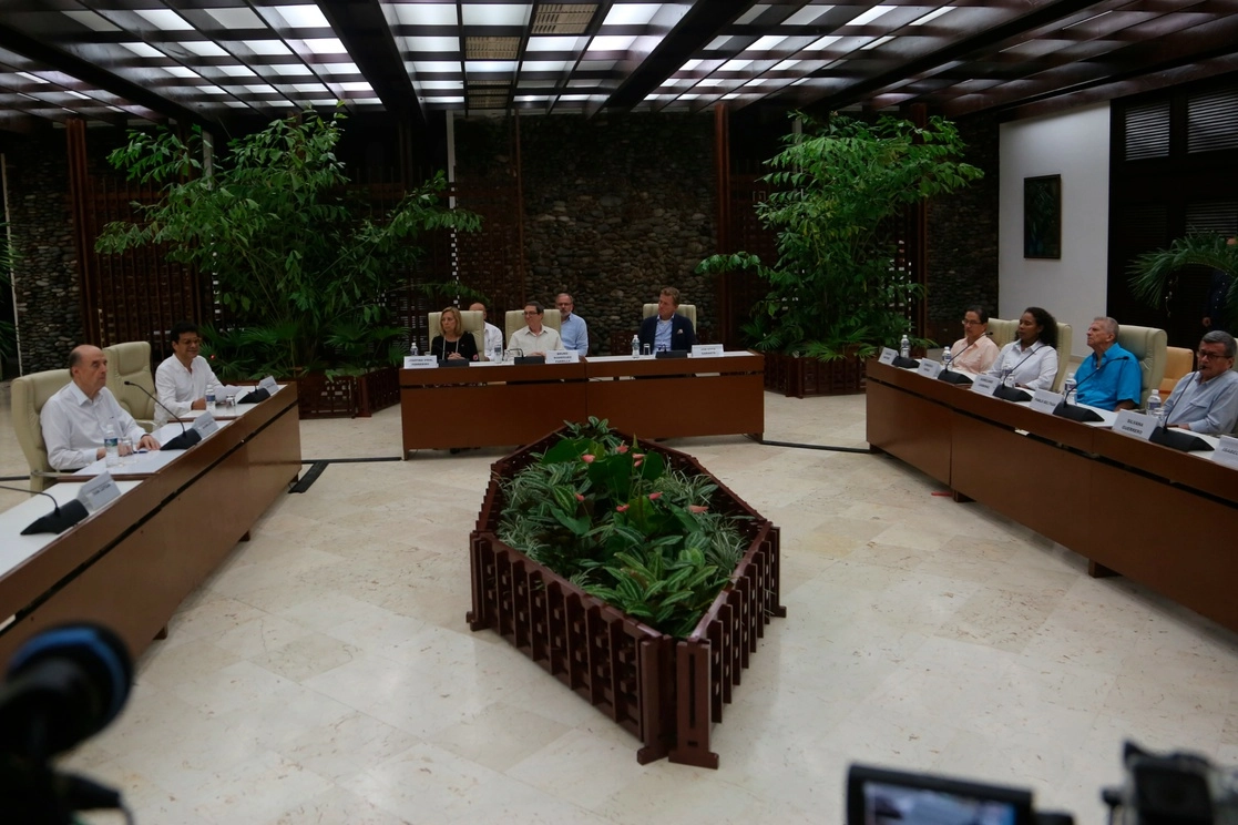 Delegaciones del gobierno colombiano, del ELN y Naciones Unidas reanudaron los diálogos de paz en La Habana, Cuba. Foto Ap.