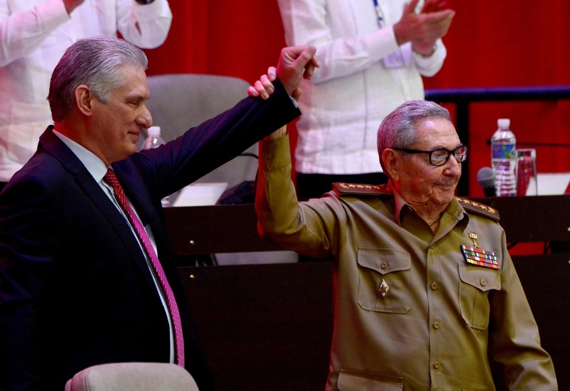 Miguel Díaz-Canel junto a Raúl Castro en imagen de archivo. Foto Ap