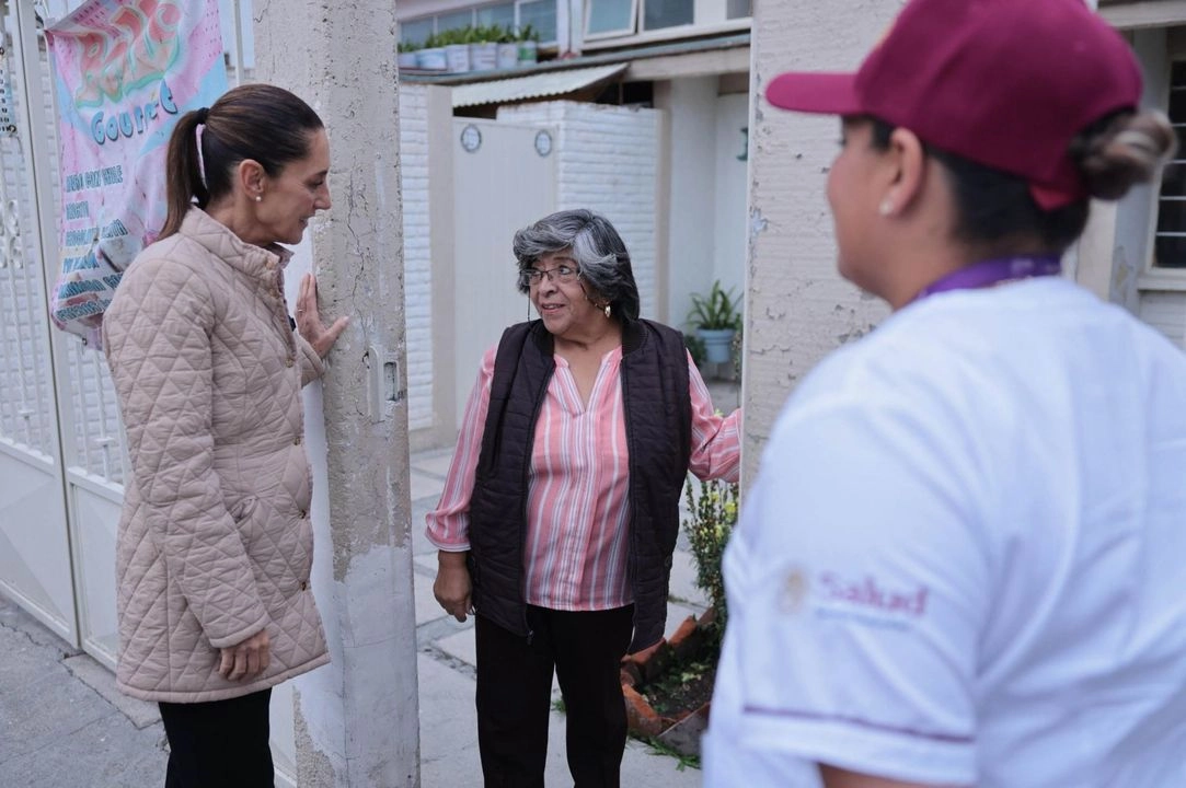 La presidenta Claudia Sheinbaum realizó la visita a personas adultas mayores para mostrar la manera de operar del programa Salud Casa por Casa en Tepeapulco, Hidalgo, el 13 de junio de 2025. Foto 