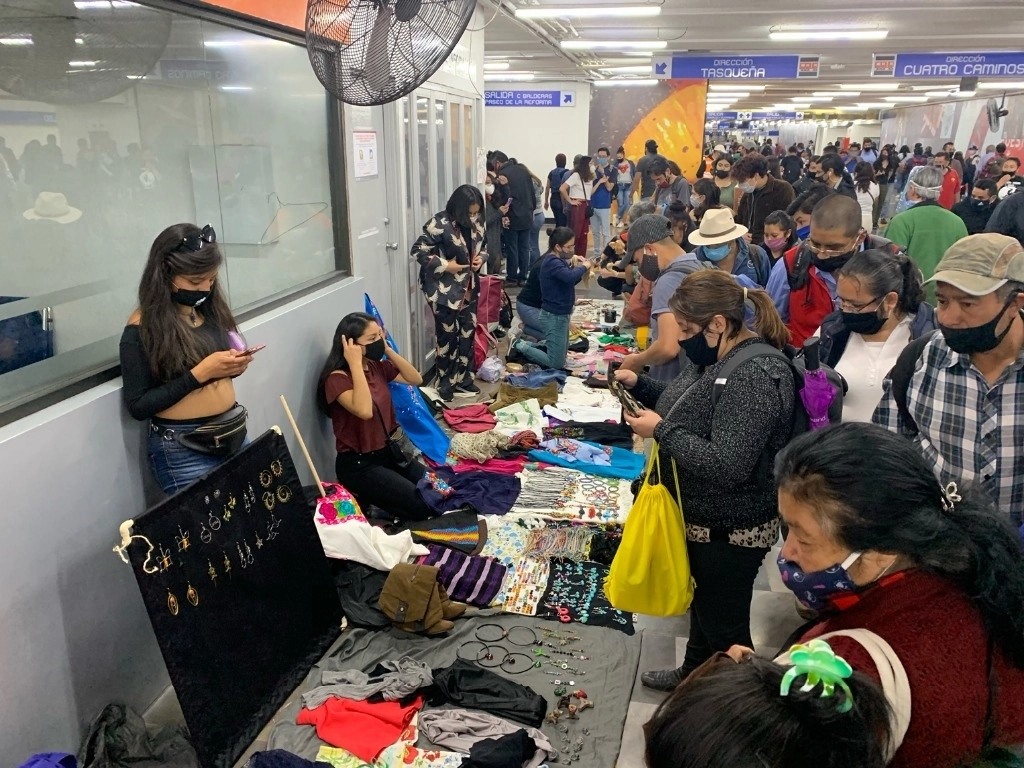 Colectivos de mujeres realizaron un mercado de trueque en la estación del metro Balderas, en octubre pasado. Foto Víctor Camacho 