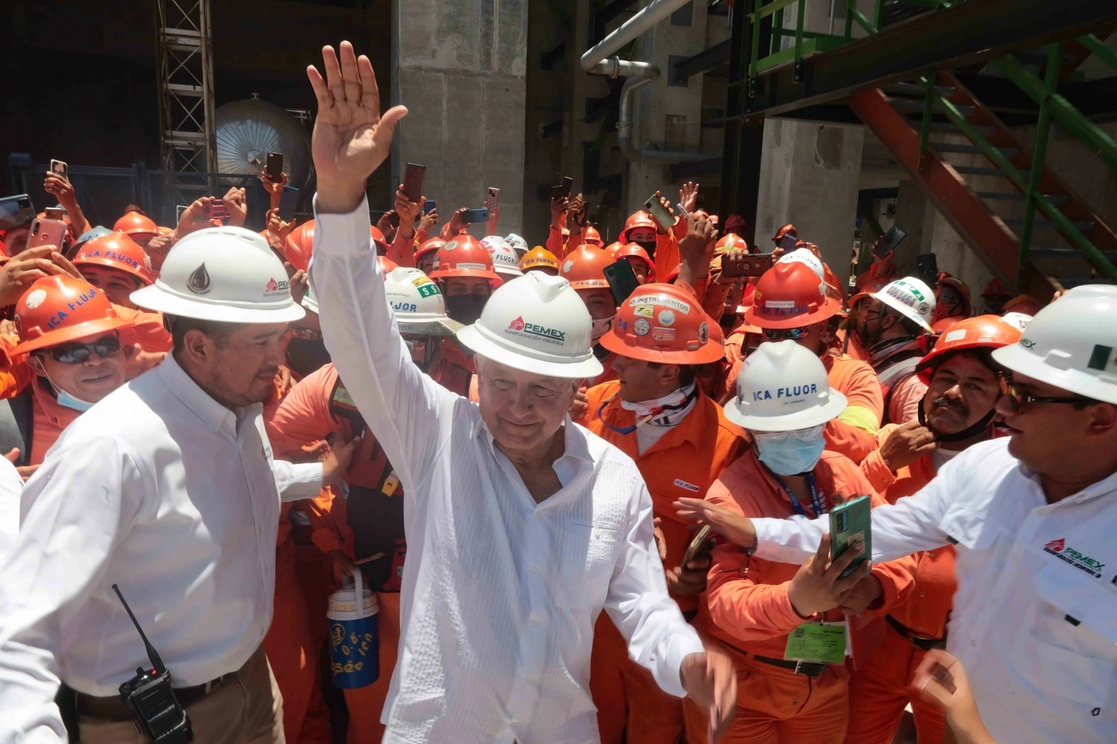 El presidente Andrés Manuel López Obrador (c) durante la 
inauguración de la Refinería Dos Bocas "Olmeca". Foto Presidencia