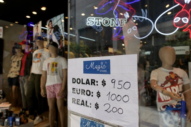 Además de la crisis económica que enfrenta Argentina, su gobierno anunció que reprimirá todo tipo de protestas. Foto Ap