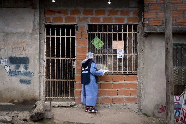 Trabajadores de sanidad en Argentina participan en el programa ‘DetectAR’, el cuál tiene como objetivo identificar casos de Covid-19. Foto Xinhua 