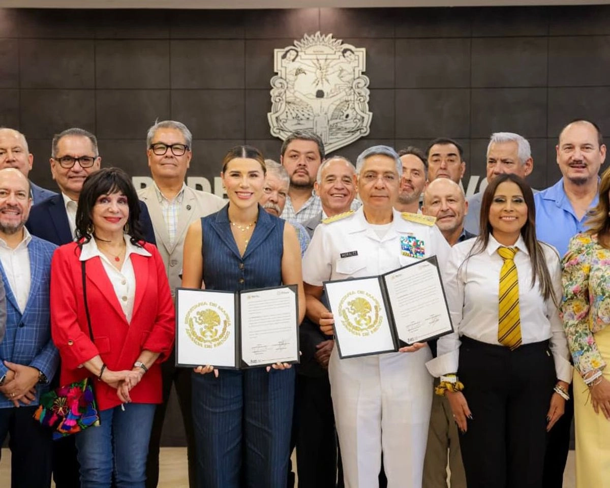 El secretario de Marina, Raymundo Pedro Morales Ángeles, apuntó que “este proyecto refleja el compromiso del Estado mexicano con el desarrollo logístico del país y que la participación de la institución naval será clave para garantizar que avance con seguridad y certidumbre”, refirió el boletín. Foto 