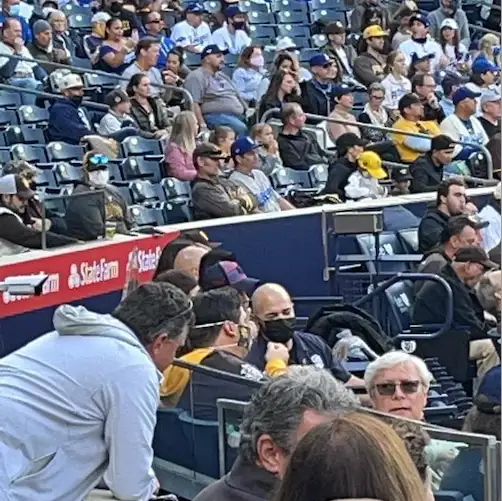 El gobernador de Baja California, Jaime Bonilla, en el juego Dodgers-Padres en California. Foto tomada de Twitter @LupJonesof