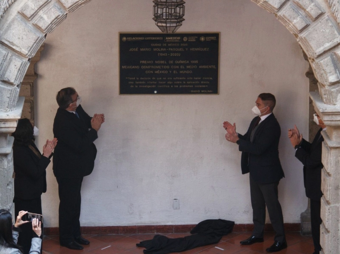 El secretario Marcelo Ebrard participó en la presentación del informe de labores del Consejo Técnico del Conocimiento y la Innovación, donde también se develó una placa en honor al científico mexicano y ganador del Nobel de Química, Mario Molina. Foto Cuartoscuro