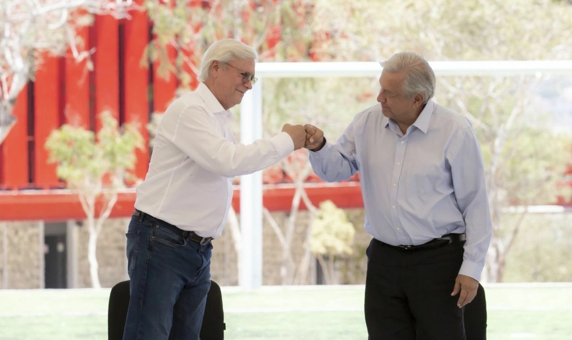 El presidente Andrés Manuel López Obrador (derecha) y el gobernador de Baja California, Jaime Bonilla, inauguraron en junio pasado una unidad deportiva en Tijuana. Foto Cuartoscuro 