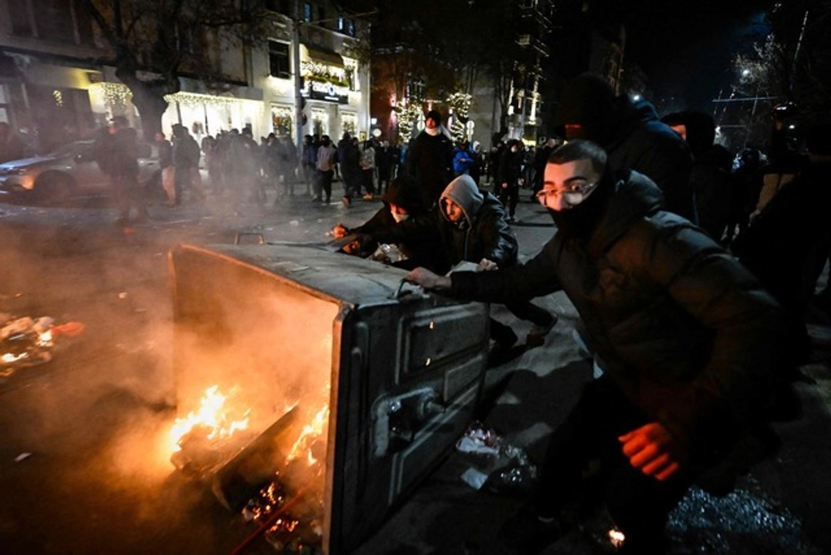 En la ciudad de Sofía, en Bulgaria, las protestas por un proyecto de presupuesto, que inicialmente fueron manifestaciones pacíficas, se salieron de control. Foto  