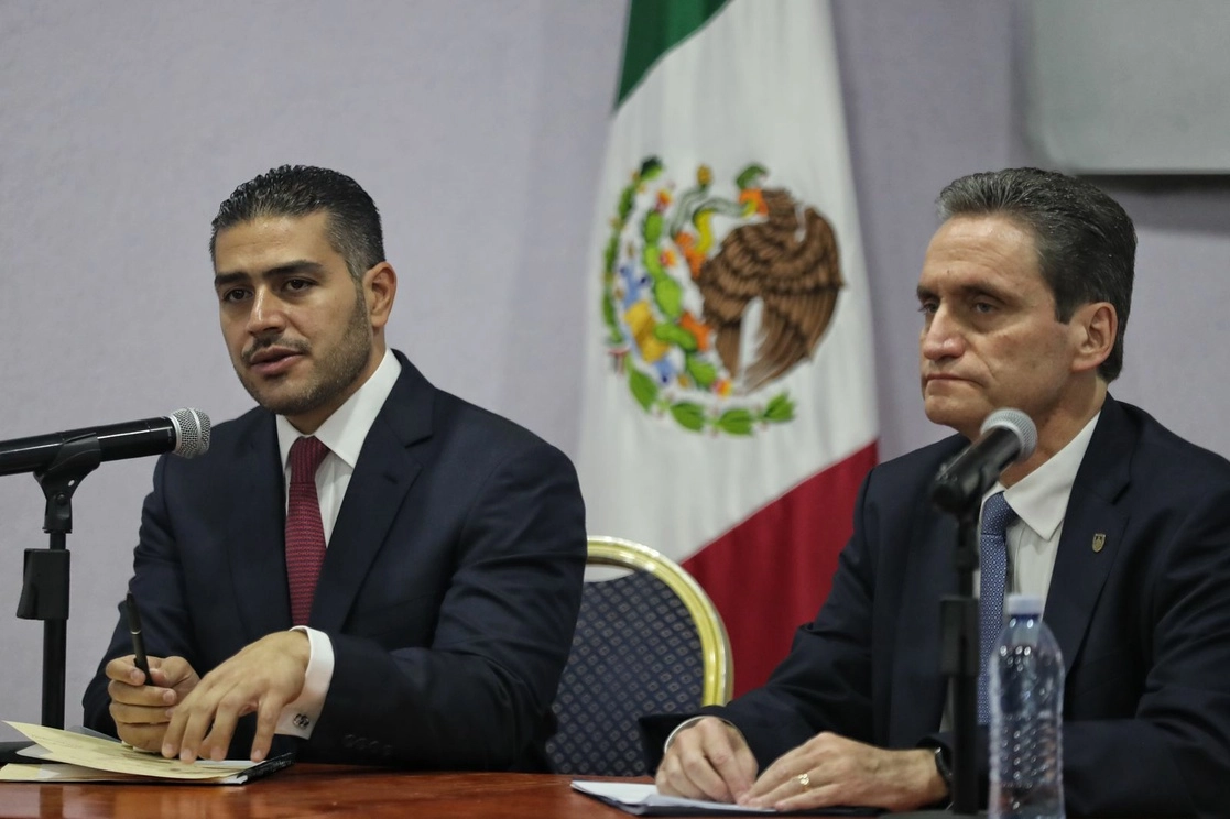 El secretario de Seguridad Ciudadana, Omar García Harfuch, y el presidente de Canaco, Nathan Poplawsky, durante conferencia de prensa. Foto Marco Pelaez