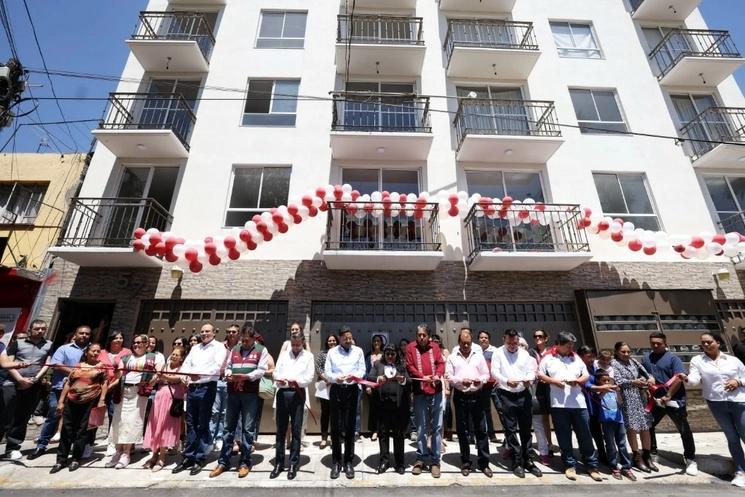 El jefe de Gobierno de CDMX, Martí Batres, encabezó la entrega de la unidad habitacional Rosario Ibarra de Piedra, ubicada en la alcaldía Coyoacán. Foto Tomada del Twitter @martibatres