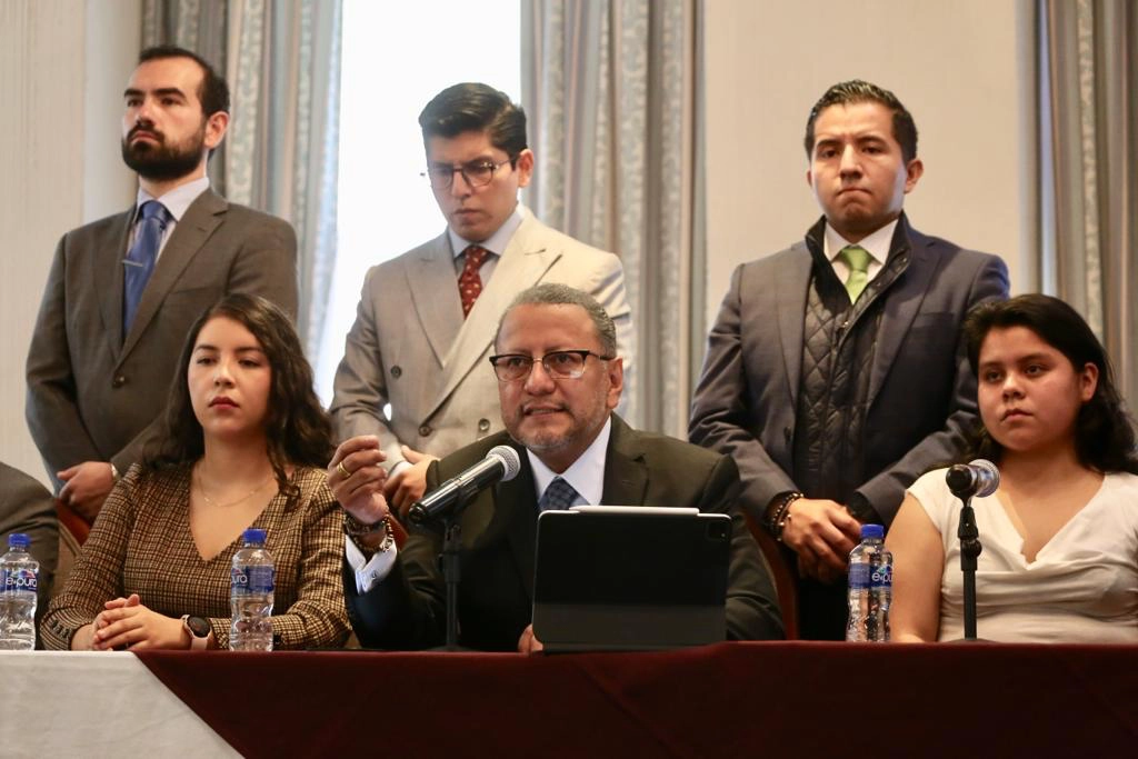 Abogados del ex director del proyecto de la L12 del metro colapsado en mayo de 2021. Foto Cortesía