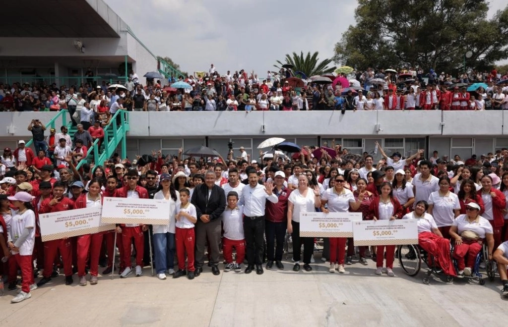 El Jefe de Gobierno de CDMX, Martí Batres, estuvo presente en el reconocimiento que se les dio a los atletas capitalinos en la pista de canotaje "Virgilio Uribe". Foto Tomada de X @martibatres