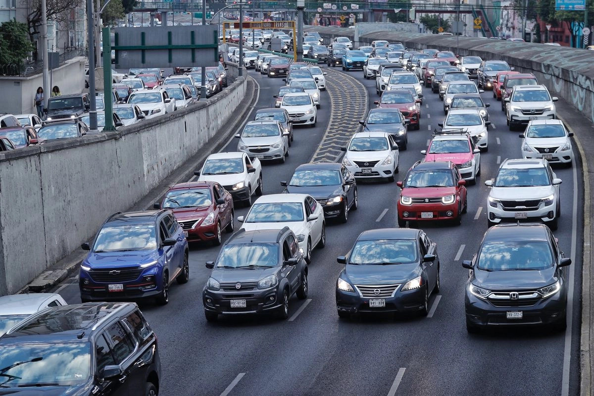 El impuesto sobre tenencia o uso de vehículos tiene un padrón activo 2.5 millones de contribuyentes, detalló el documento que la Secretaría de Administración y Finanzas  entregó al Congreso local. Foto 