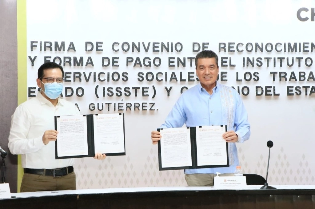 El gobernador Rutilio Escandón Cadenas y el director del (ISSSTE), Luis Antonio Ramírez Pineda, durante la firma del convenio. Foto La Jornada