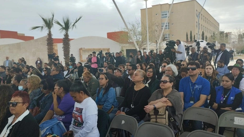 Madres y familiares de las mujeres asesinadas en Ciudad Juárez entre 1995 y 2003 asistieron al Campon Algodonero a la ceremonia de disculpa pública de las autoridades. Foto La Jornada