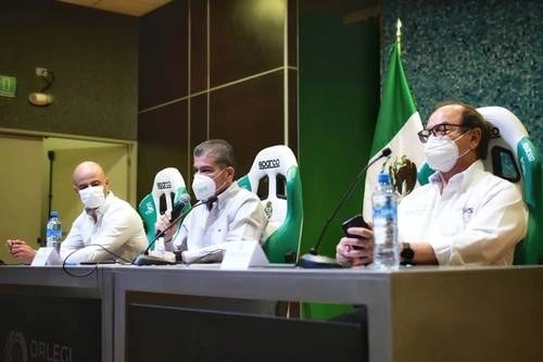 Dante Elizalde, presidente de Santos; Miguel Ángel Riquelme, gobernador de Coahuila, y Roberto Bernal, titular de Salud del estado. Foto @ClubSantos