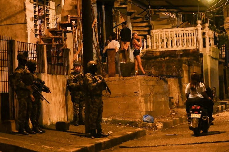 Soldados colombianos patrullan el barrio R9 en Buenaventura, Valle del Cauca, Colombia, el 6 de julio de 2023. Foto Afp