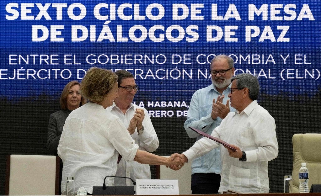 El gobierno colombiano y la guerrilla Ejército de Liberación Nacional acordaron prolongar el cese del fuego bilateral y la suspensión de los secuestros extorsivos en un acuerdo firmado sobre la medianoche del lunes 5 de febrero de 2024. Foto Afp 