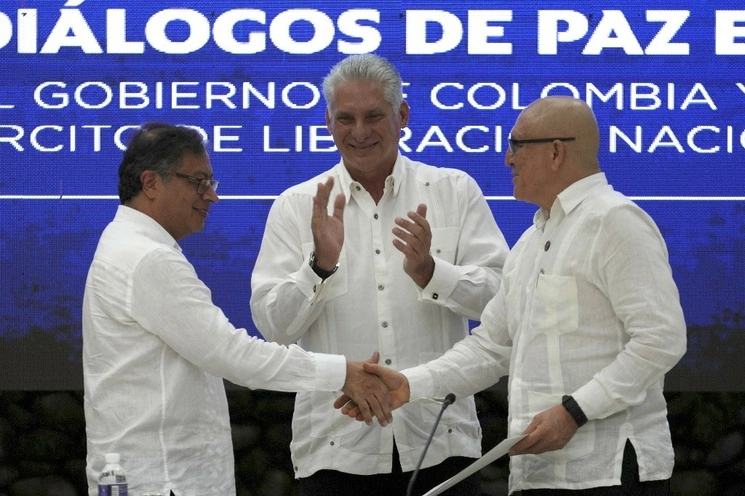 El presidente cubano, Miguel Díaz-Canel, aplaude mientras el presidente de Colombia, Gustavo Petro, a la izquierda, y el comandante del ELN, Antonio García, se dan la mano durante una ceremonia de firma de un acuerdo de alto el fuego bilateral entre el gobierno de Petro y la guerrilla del Ejército de Liberación Nacional de Colombia (ELN), en El Laguito en La Habana. Cuba, 9 de junio de 2023. Foto Ap