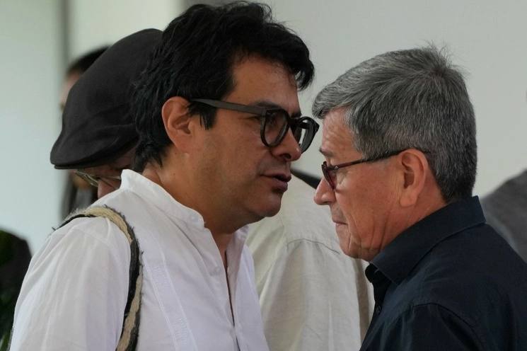 Iván Danilo Rueda, del Alto Comisionado para la Paz, (izquierda) habla con Pablo Beltrán, de la guerrilla del Ejército de Liberación Nacional (ELN), durante el cierre del cuarto ciclo de conversaciones de paz entre el gobierno colombiano y el ELN, en el Centro Cultural Aquiles Nazoa en Caracas, Venezuela, lunes 4 de septiembre de 2023. Foto Ap